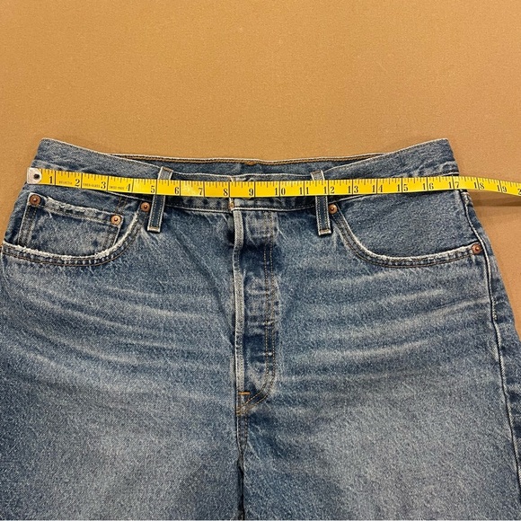 Women’s Levi’s 501 Distressed Jean Shorts Size 33 - Picture 11 of 13